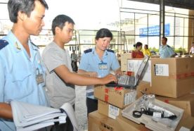 7277dc75001ead46eff907ebfb52c4ed_20140929104217_9081_mat_hang_dt_thuong_bi_dao_gia_hq_san_bay_tsn_kiem_tra_may_tinh_nk_resize